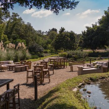 Ventajas de casarte en un jardín vs. un salón de eventos en México