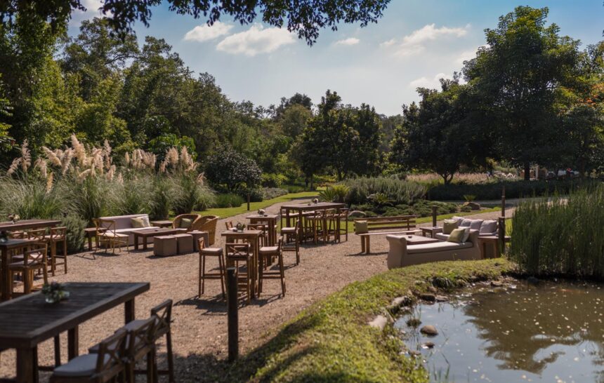 Ventajas de casarte en un jardín vs. un salón de eventos en México