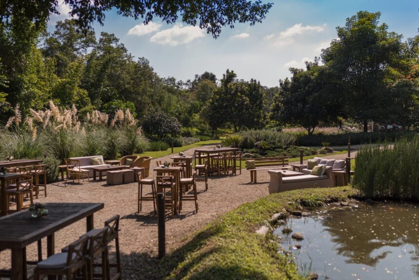 Ventajas de casarte en un jardín vs. un salón de eventos en México